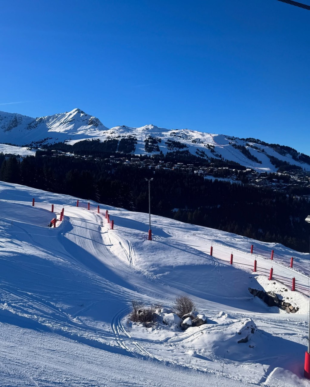 他倆去了Manali Lodge的滑雪場滑雪。