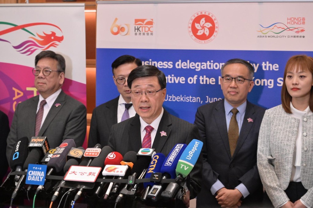 創新科技及工業局副局長張曼莉(右一)隨行。創科局fb 創新科技及工業局副局長張曼莉(右一)隨行。創科局fb