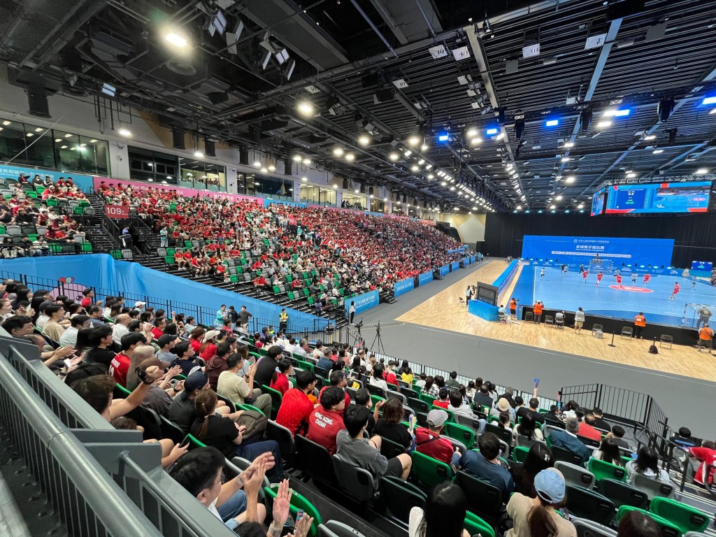 超過五千名球迷入場支持香港手球隊。徐嘉華攝 超過五千名球迷入場支持香港手球隊。徐嘉華攝