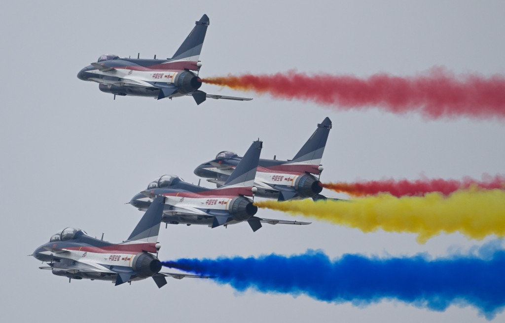 11月11日，空軍八一飛行表演隊和空軍航空大學「紅鷹」飛行表演隊展翅珠海，以獨特的方式慶祝中國人民解放軍空軍成立75周年。 新華社