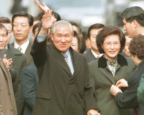 盧泰愚(中)為南韓首位民選總統。美聯社資料圖片