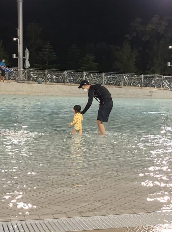 拖住囡囡在淺水區玩水。