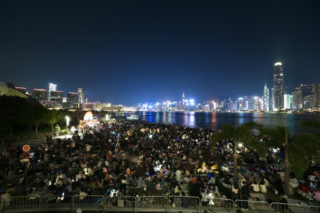 維港兩岸是旅客及市民於除夕夜的熱門打卡點。資料圖片