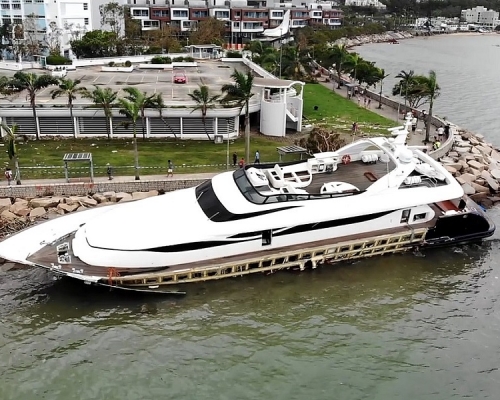 豪華遊艇撞向海傍防波堤。網圖