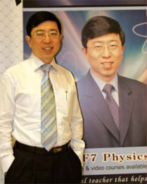Aristo的父親沈楚煒是遵理物理科「補習天王」 C. W. Sham,二三十年未曾換廣告相片。(中大新聞與傳播學院學生刊物《大學線》圖片) Aristo的父親沈楚煒是遵理物理科「補習天王」 C. W. Sham,二三十年未曾換廣告相片。(中大新聞與傳播學院學生刊物《大學線》圖片)