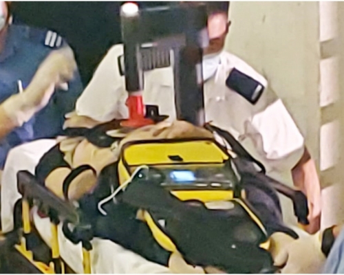 救護人員用自動心外壓機及心臟除顫器為事主進行急救。