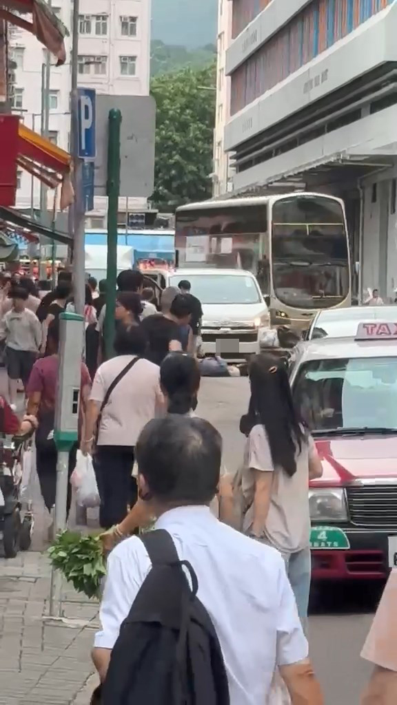 一輛客貨車將一名執紙皮的老婦撞倒。林紹輝@fb圖片 一輛客貨車將一名執紙皮的老婦撞倒。林紹輝@fb圖片