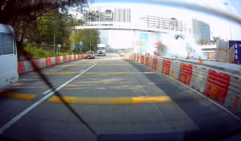水馬水花四濺。fb 車cam L（香港群組）  Yuk Wong