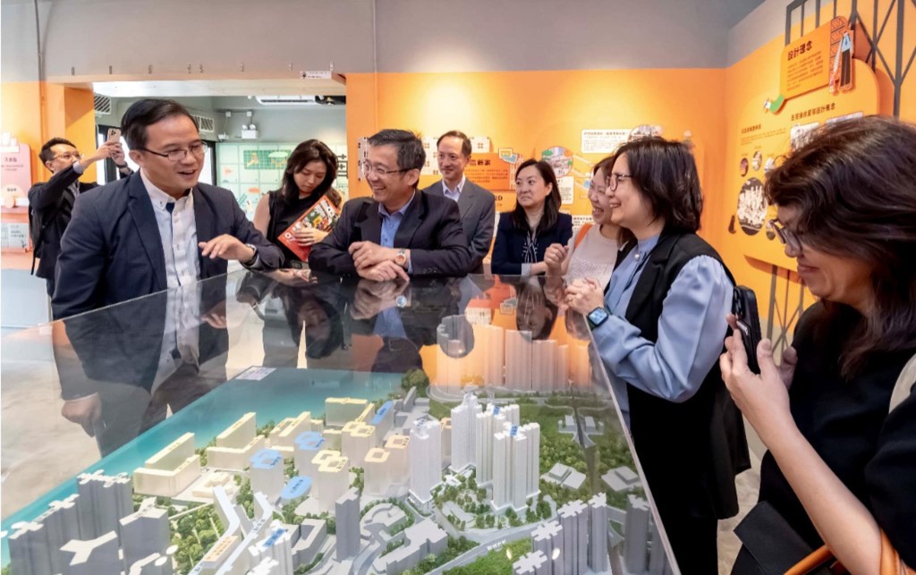 代表團深入了解房委會推動「以人為本」大型重建項目的規劃與執行。何永賢FB 代表團深入了解房委會推動「以人為本」大型重建項目的規劃與執行。何永賢FB