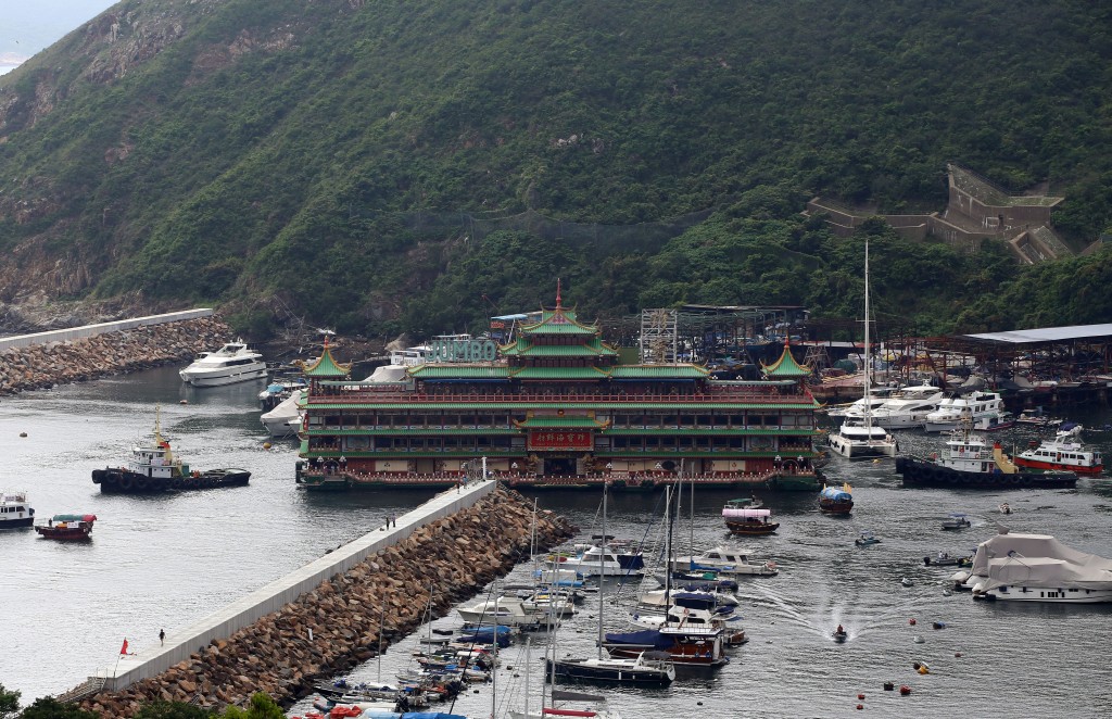 珍寶海鮮舫被移離香港水域。 