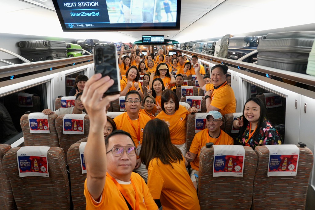 有數個香港旅行團首日出發，旅客表示「特登因為通車過嚟參加」。 