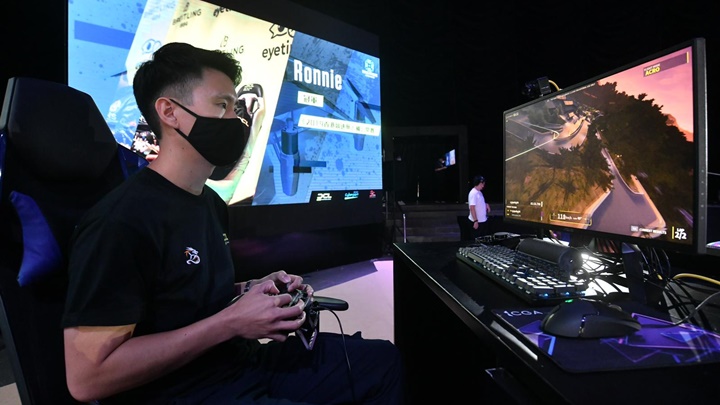 数码娱乐领袖论坛并举行「虚拟第一人称视角竞速无人机表演赛」。