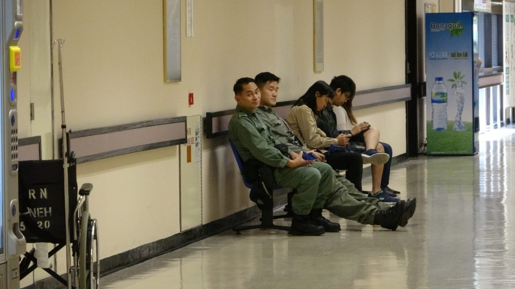 東區醫院ICU門外有2名警員把守。楊偉亨攝