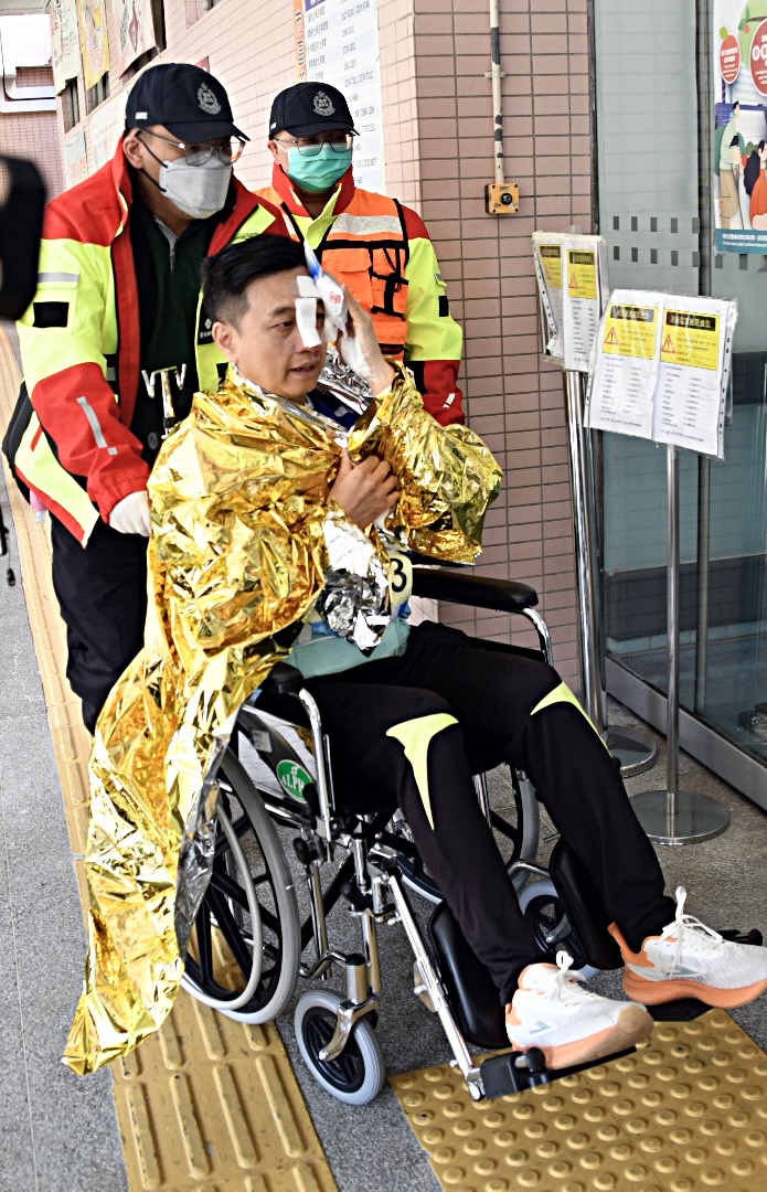 男跑手額頭受傷送院。楊偉亨攝 男跑手額頭受傷送院。楊偉亨攝