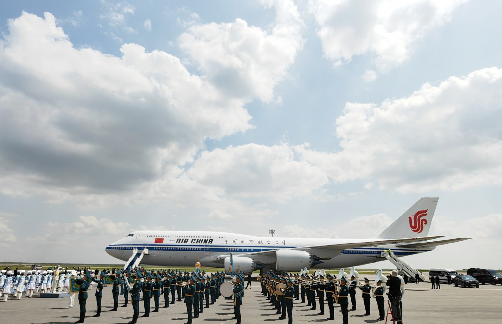 國家主席習近平乘專機抵達阿斯塔納。新華社