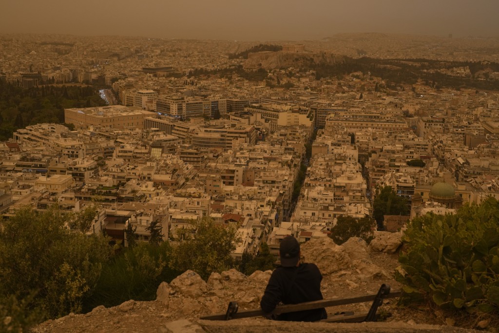 北非沙尘暴笼罩，雅典变橙色。 AP