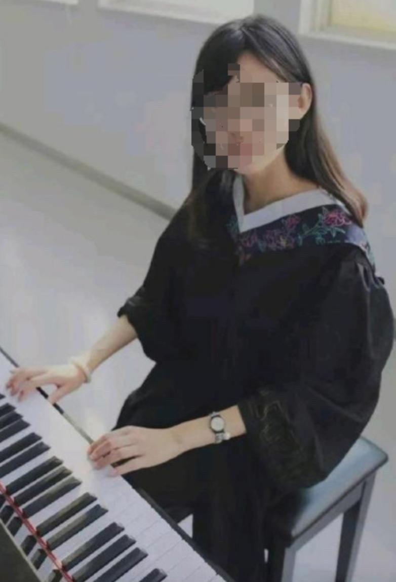 出轨16岁学生的上海高中女教师照片。