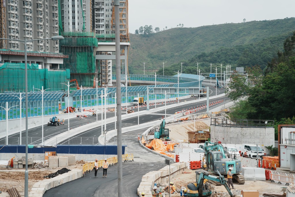 北都首個落成的大型運輸基建粉嶺繞道(東段),將於5月3日上午8時正式通車。 北都首個落成的大型運輸基建粉嶺繞道(東段),將於5月3日上午8時正式通車。