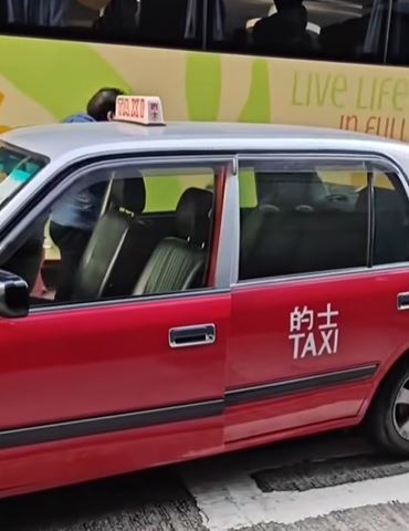 的士駛前後，司機終於下車。fb車cam L（香港群組）影片截圖