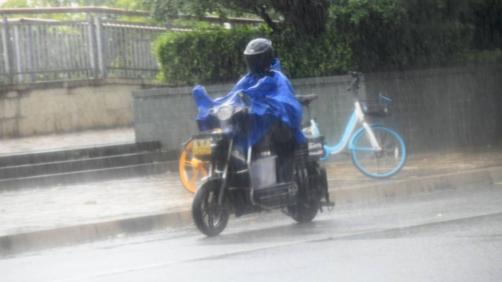 颱風杜蘇芮直撲福建福州,有市民冒風雨外出。(中新社)