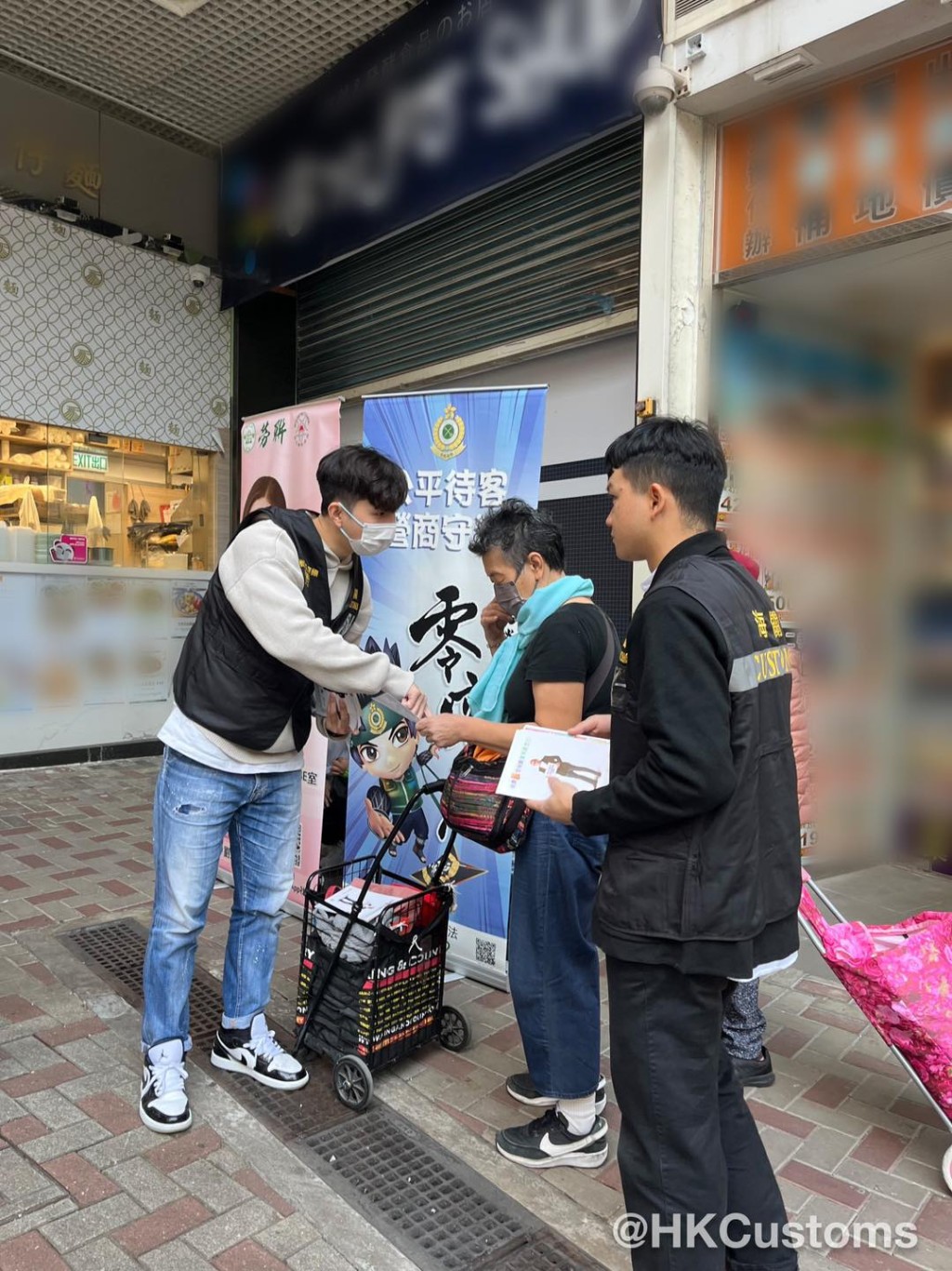 海關及警方人員到黃大仙提醒長者精明消費。香港海關facebook圖片