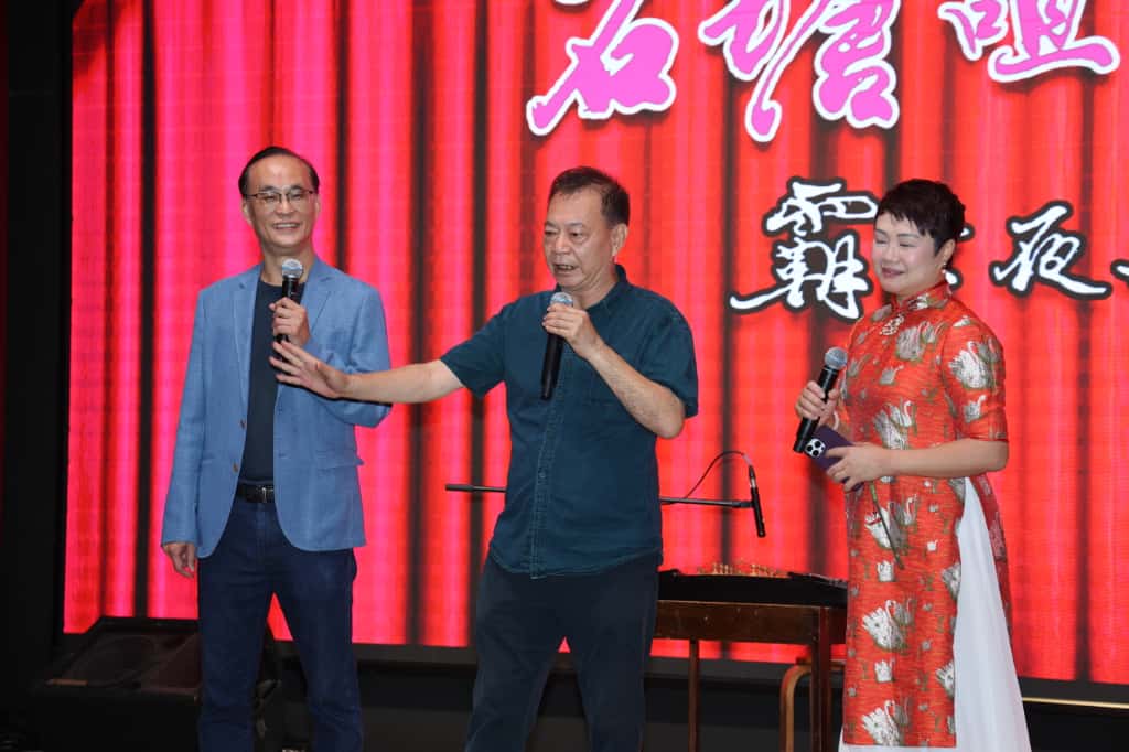 廖偉雄與黎文卓侃侃而談。 廖偉雄與黎文卓侃侃而談。