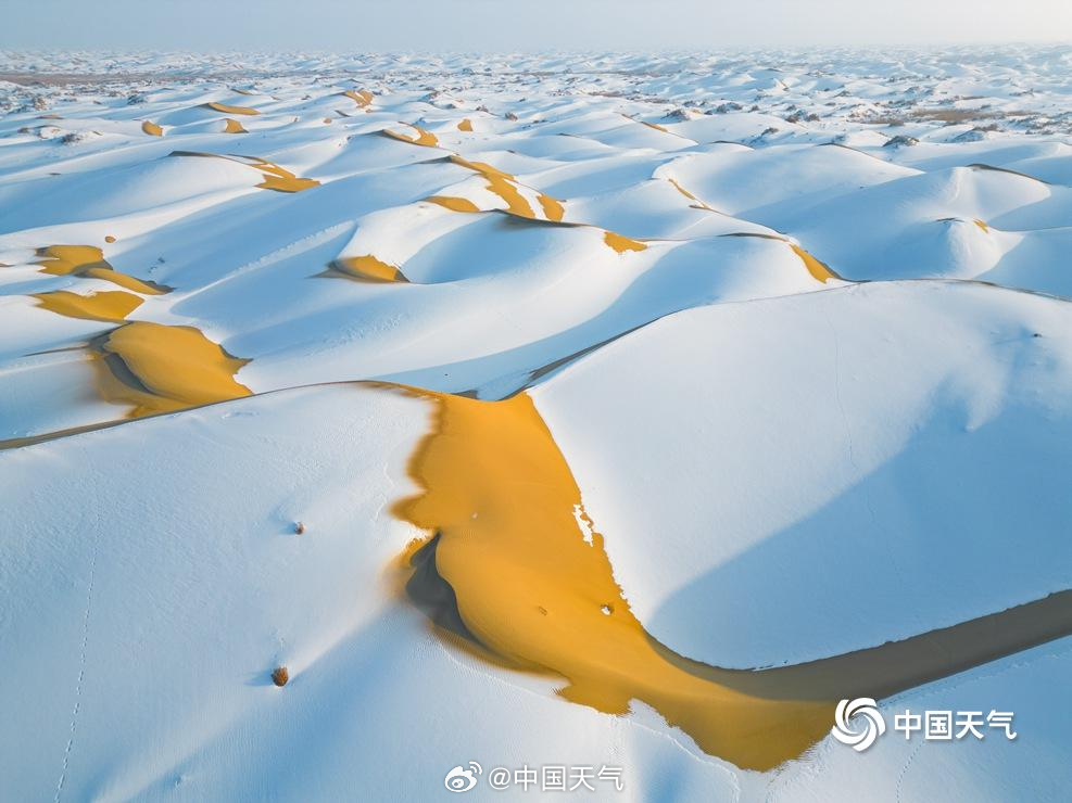 新疆塔克拉瑪干沙漠現「雪海」奇景。（微博）