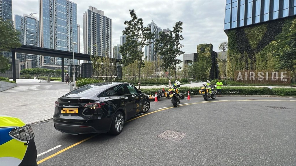 兩部涉案私家車被扣查。 兩部涉案私家車被扣查。