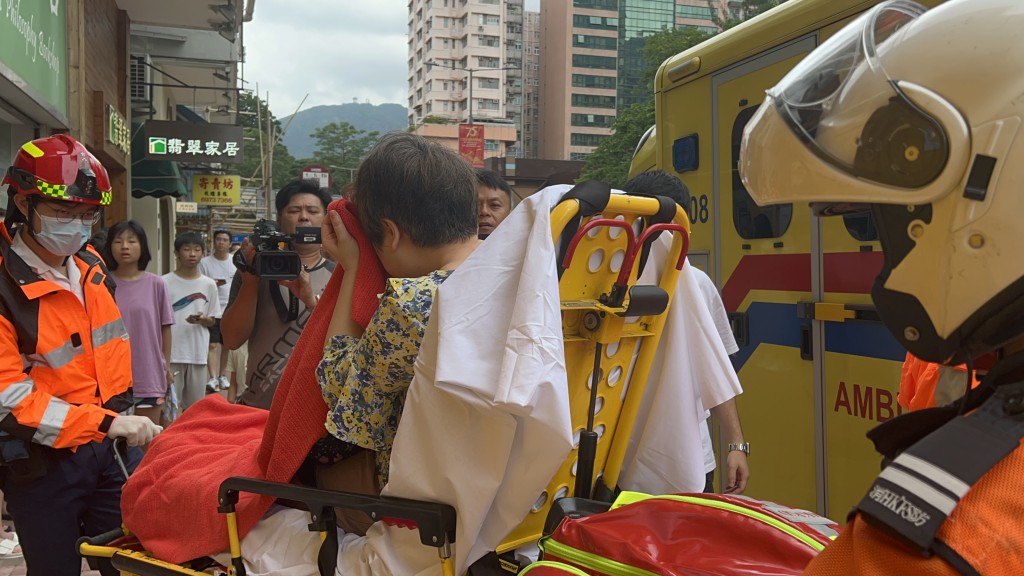 女子不適由救護車送院。林思明攝