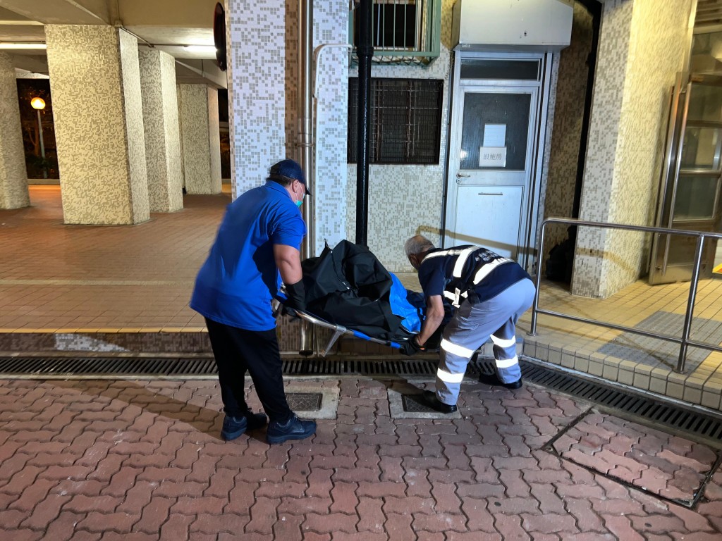 女死者的遺體移送至殮房。曾志恒攝