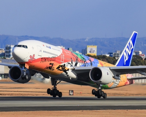 ANA塗有「HELLO 2020 JET」圖樣的波音-200型客機。網圖