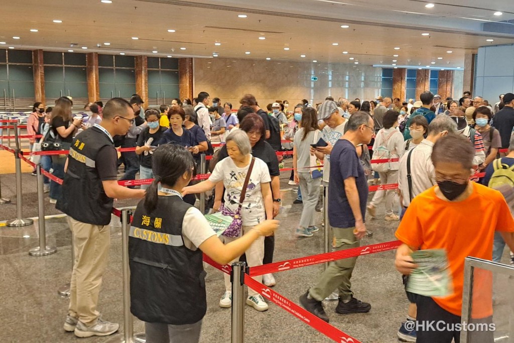 海關到「50+博覽暨亞洲銀髮產品展」派單張,呼籲長者購買預繳套餐時要認清風險。 海關到「50+博覽暨亞洲銀髮產品展」派單張,呼籲長者購買預繳套餐時要認清風險。