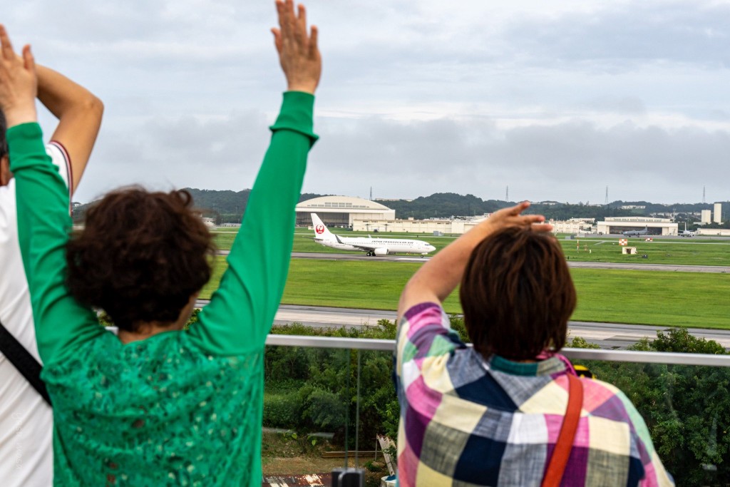 民眾發現客機出現在空軍基地的「奇景」紛紛圍觀。 X
