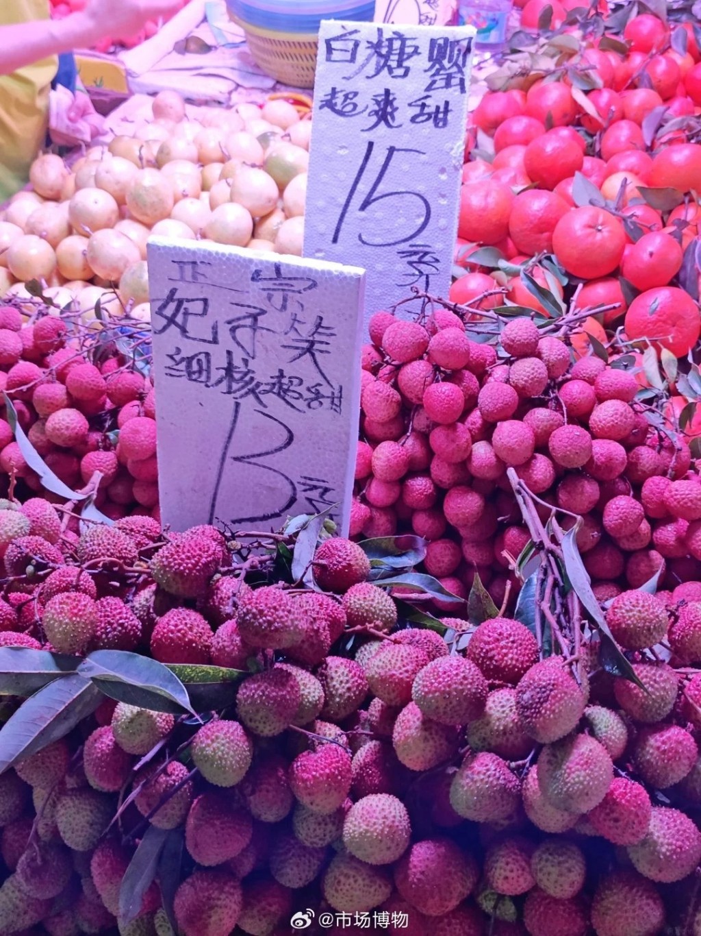 荔枝开始大批上市，当中以较早熟的妃子笑品种为主。小红书