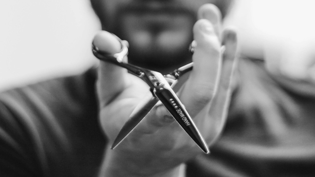 日本巴士现「剪发魔」 两男涉嫌随机剪断女乘客头发被捕。 unsplash