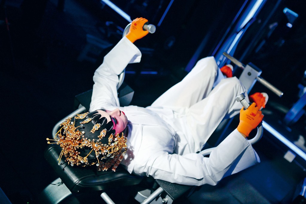 葉惠龍的單頻道視頻《業報輪迴》，他首次化身為乾旦。