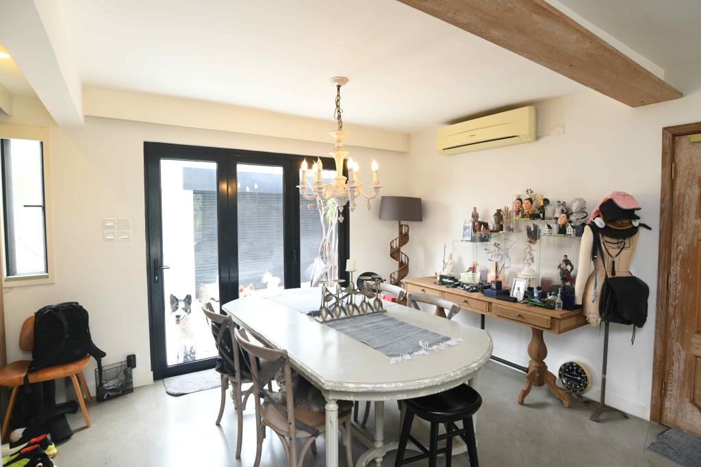 飯廳置有偌大飯桌，並掛特色吊燈作點綴。