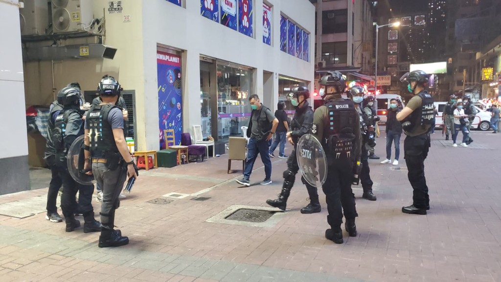 警方在旺角截查市民。