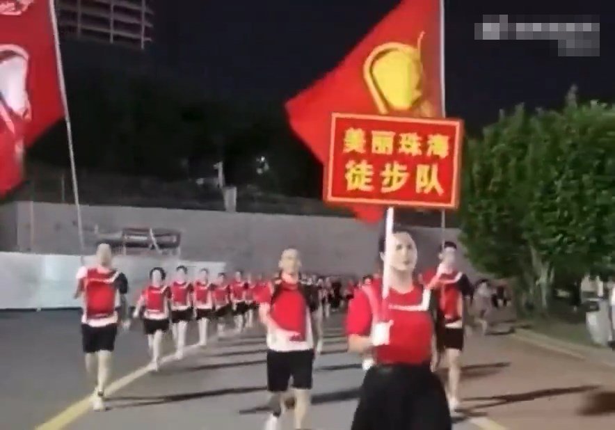 “徒步队”由持旗手带领。微博