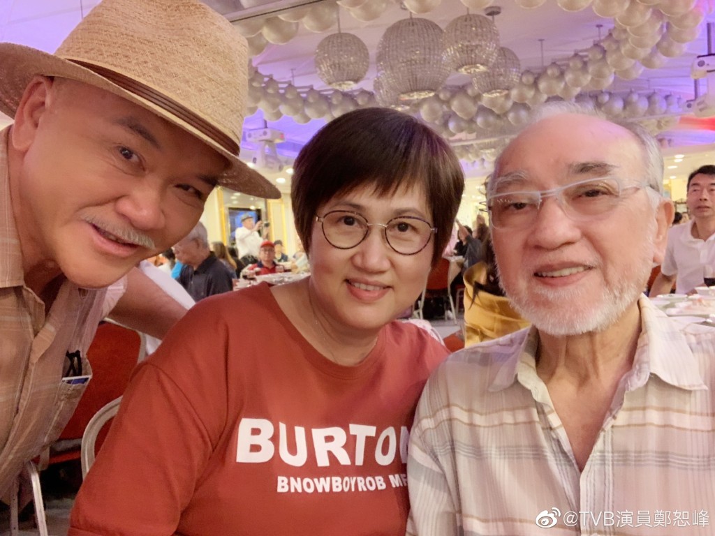 郑恕峰与周美玲（中）于80年代结婚，育有两女一子。