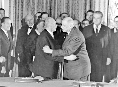 一九六三年，時任德國總理阿登納（中左）與法國總統戴高樂簽署《愛麗舍條約》。