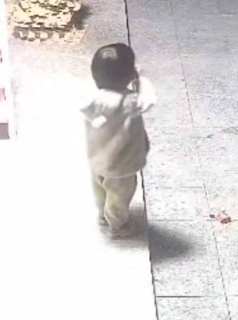 閉路電影拍下小孩將砂炮放入的情景。抖音@看齊新聞 閉路電影拍下小孩將砂炮放入的情景。抖音@看齊新聞