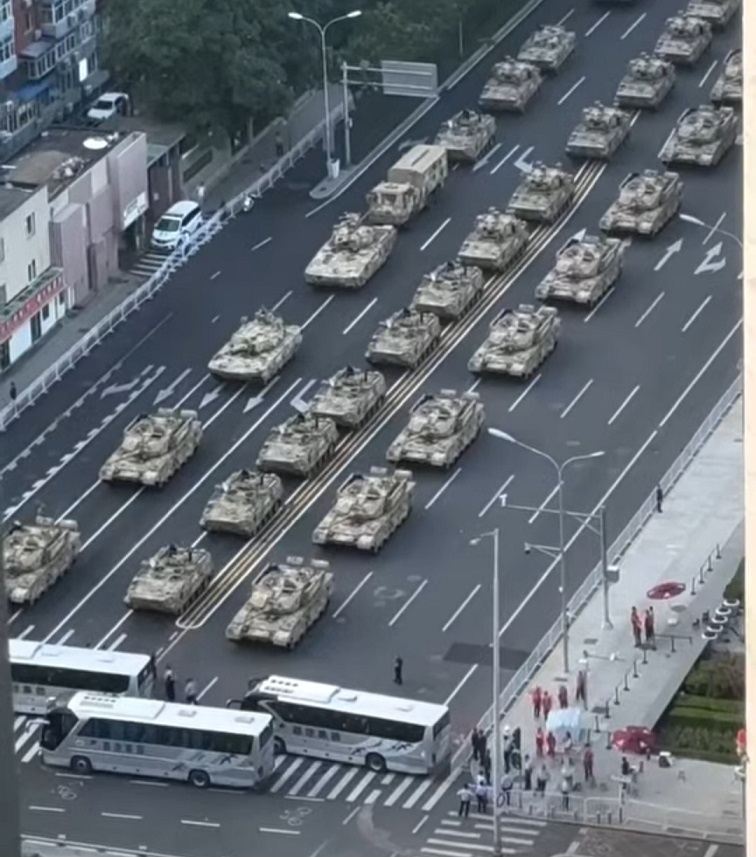 大比裝甲車輛組成陣列，準備參加第二次閱兵彩排。網圖