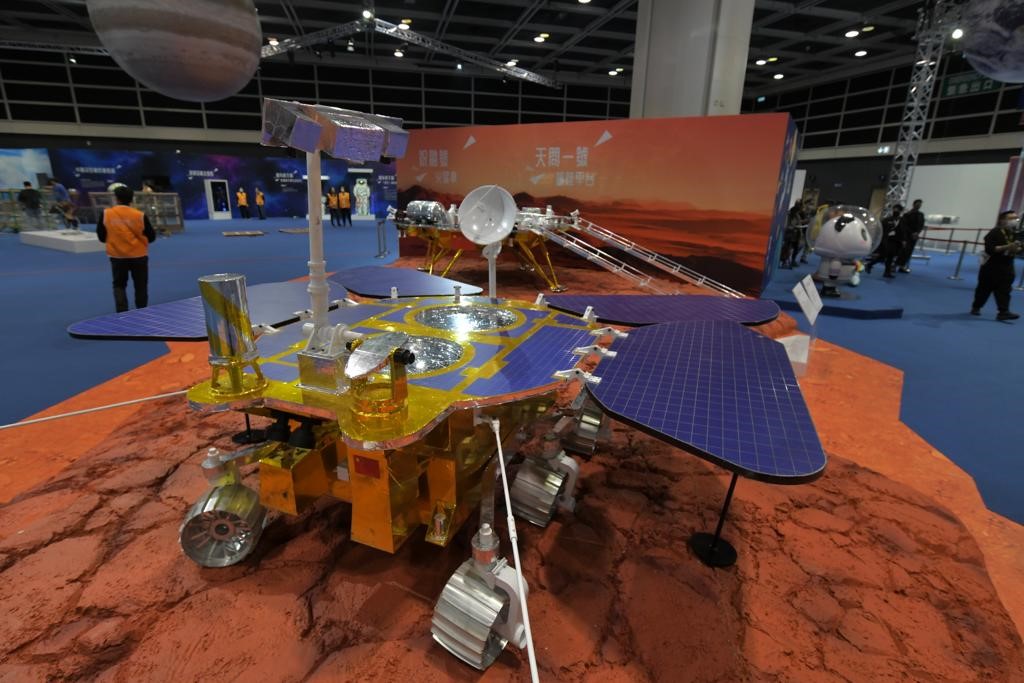 场内更有中国首辆火星探测车「祝融号」模型。梁誉东摄