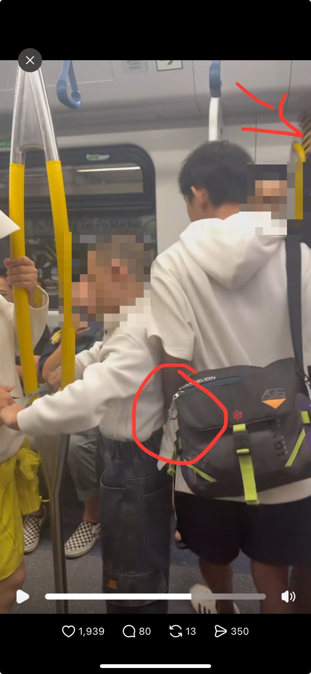 網民上傳圖片,比對青年手臂高度與最近車門位置。threads@ethanyau_0101 網民上傳圖片,比對青年手臂高度與最近車門位置。threads@ethanyau_0101
