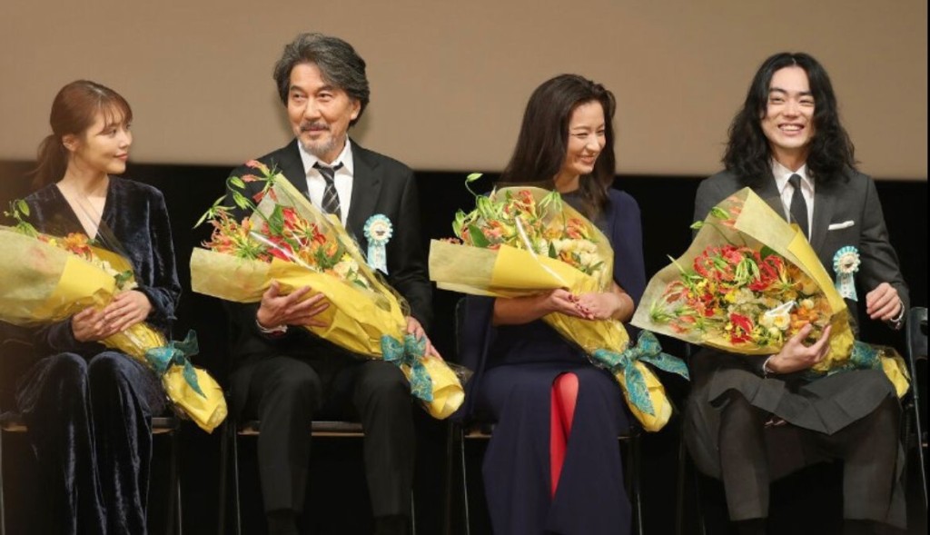 (左起)有村架纯、役所广司、尾野真千子及菅田将晖齐现身领奖。