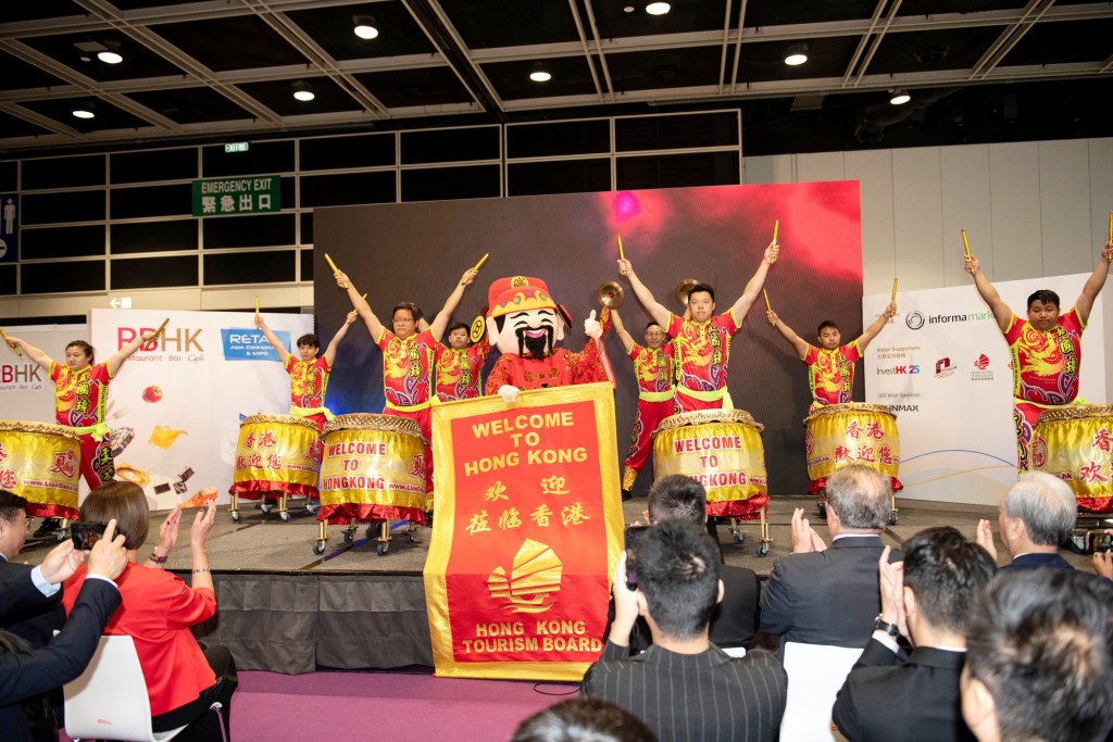 精彩開幕更有現場表演,充滿活力。 精彩開幕更有現場表演,充滿活力。