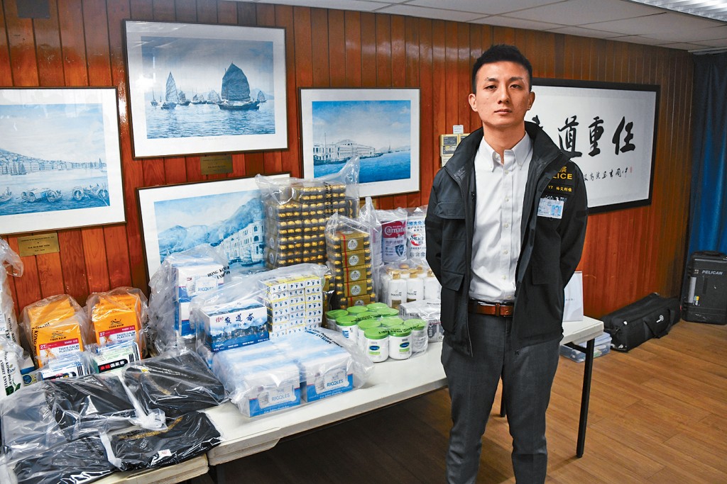 油尖警區重案組第二隊高級督察蘇文浩交代案情及展示案中證物。 