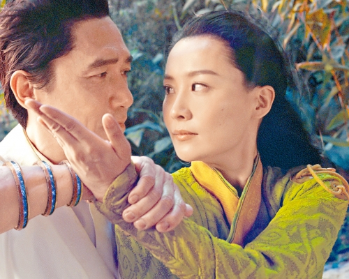 法拉以嚴肅眼神望着偉仔，偉仔則一臉輕鬆。