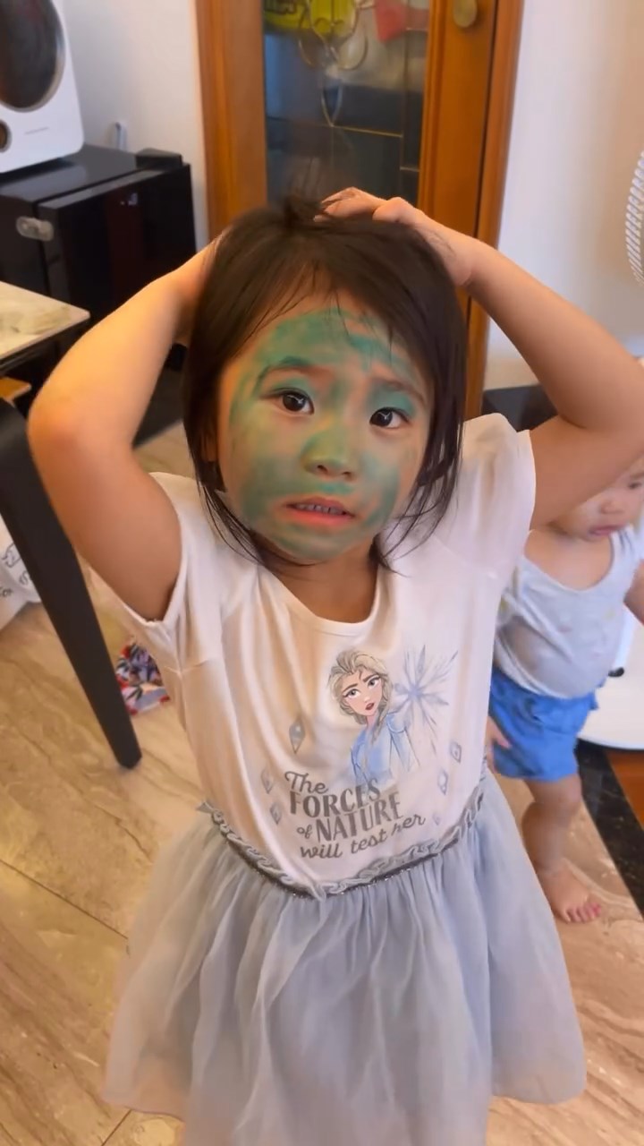 蔡明思大女Sersi日前將綠色彩繪顏料塗滿全臉。 蔡明思大女Sersi日前將綠色彩繪顏料塗滿全臉。